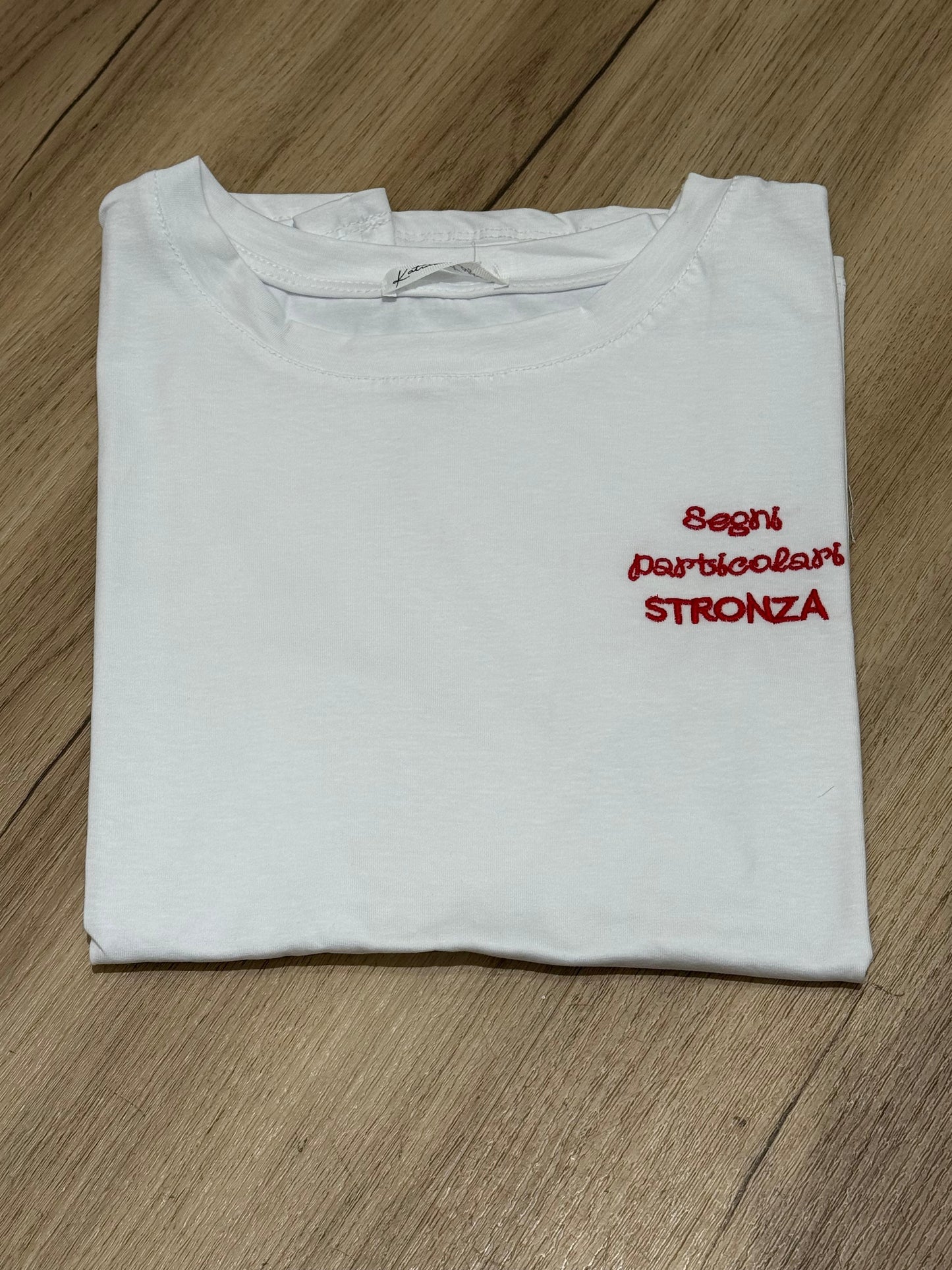 T-shirt con scritte ricamate 2.0
