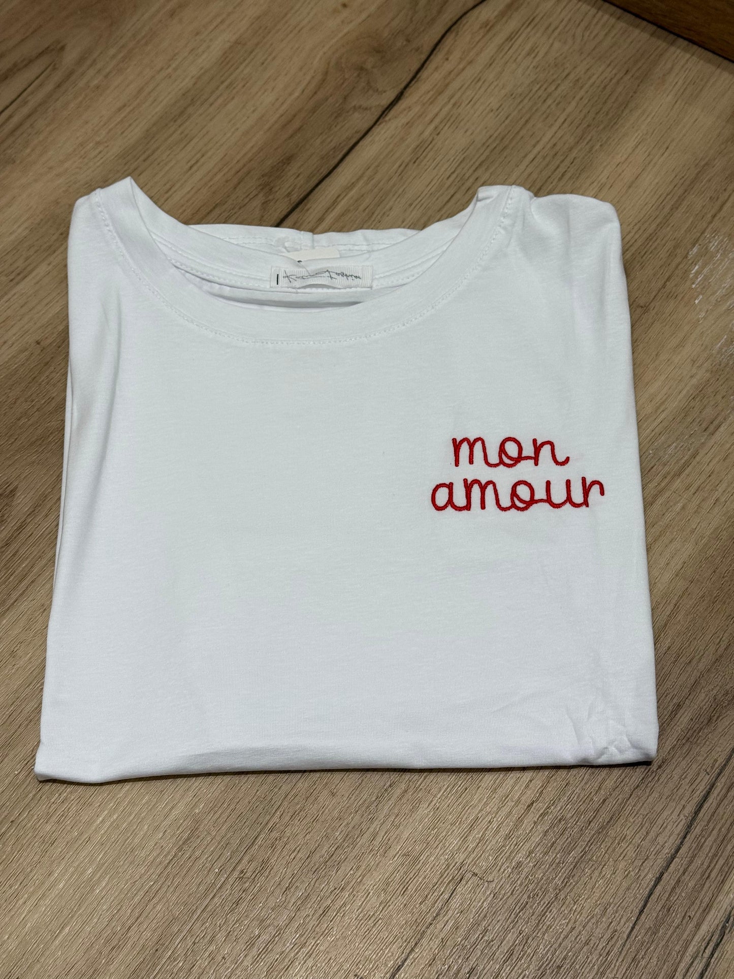 T-shirt con scritte ricamate 2.0