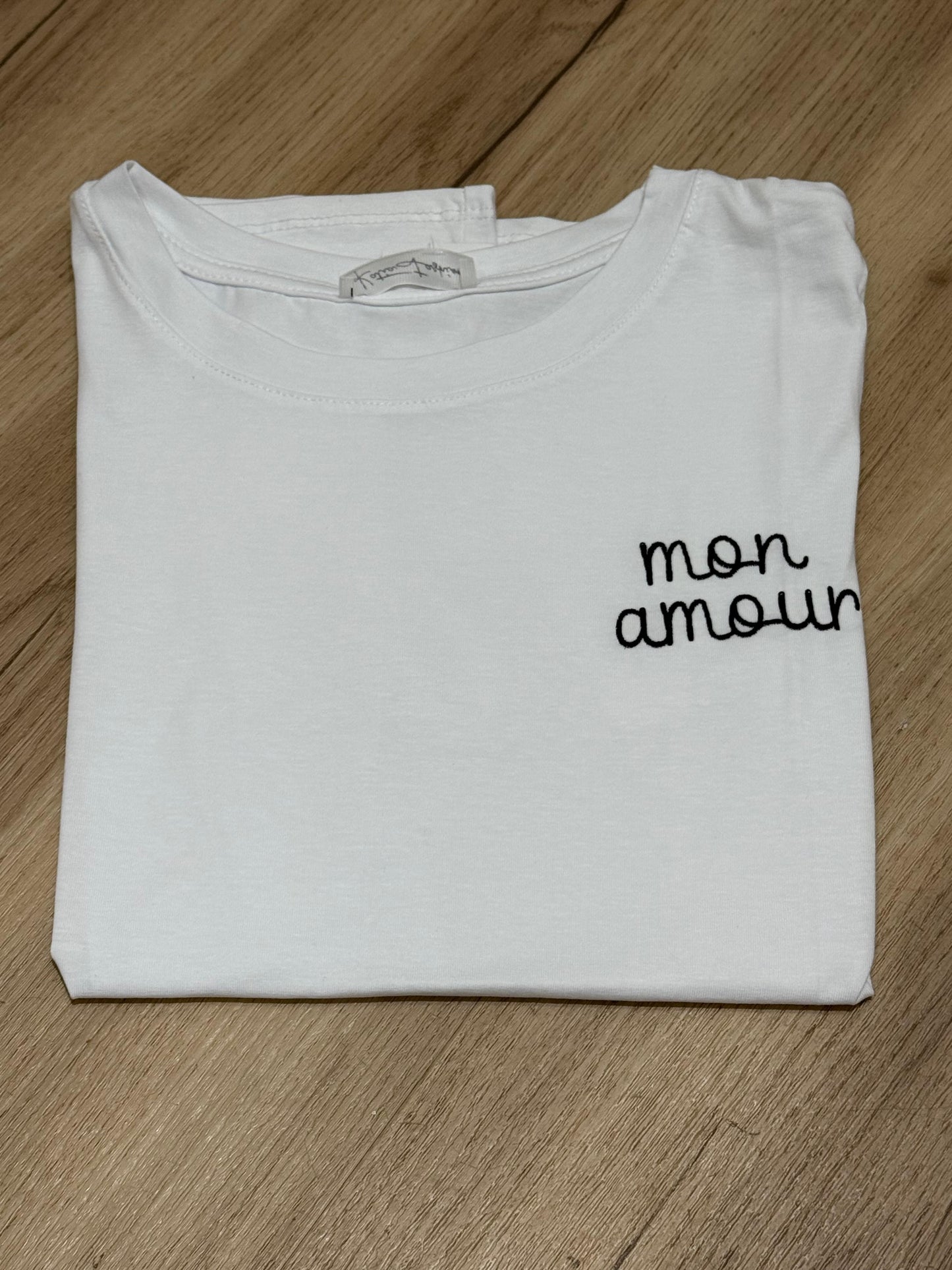 T-shirt con scritte ricamate 2.0