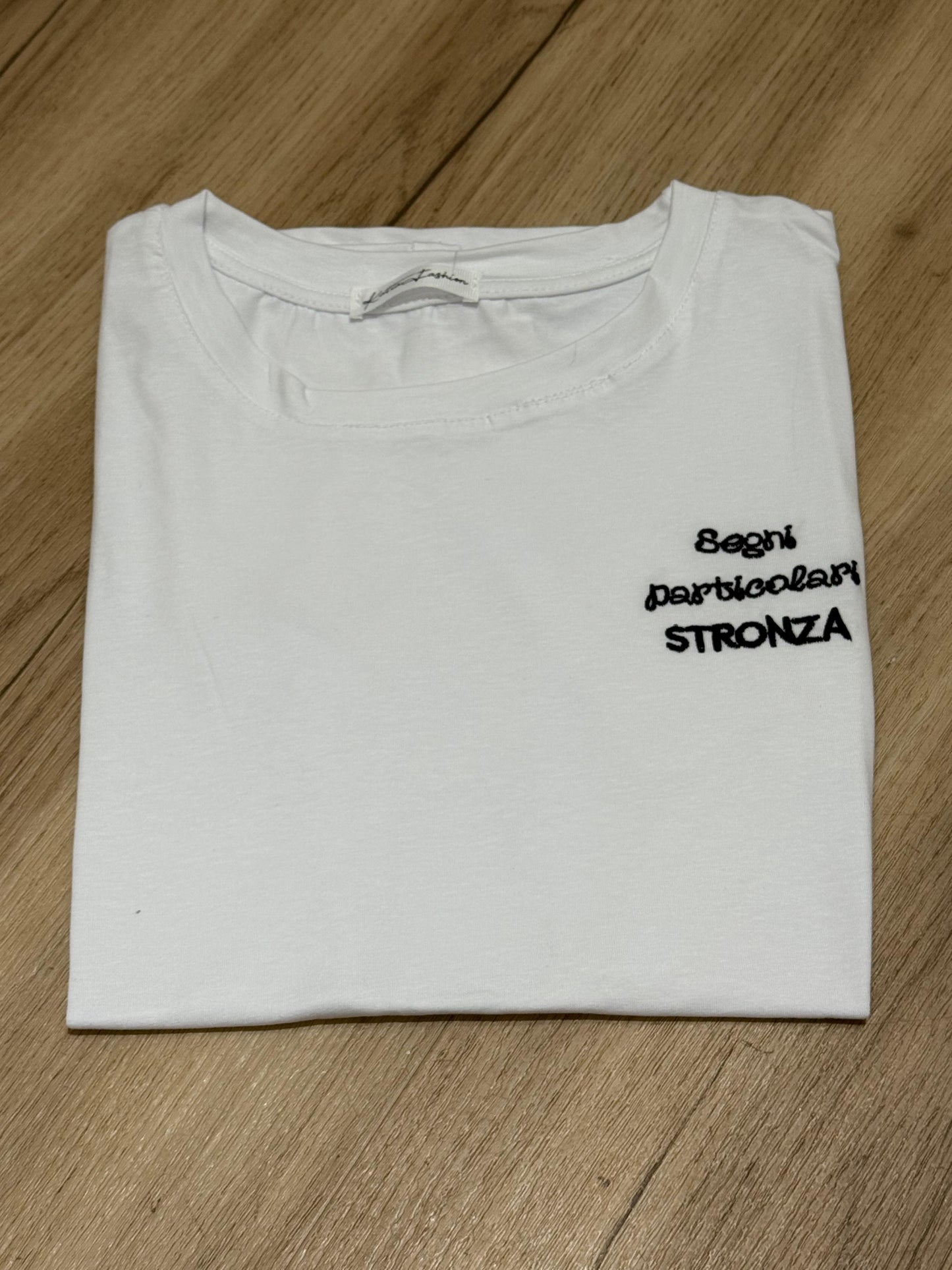 T-shirt con scritte ricamate 2.0