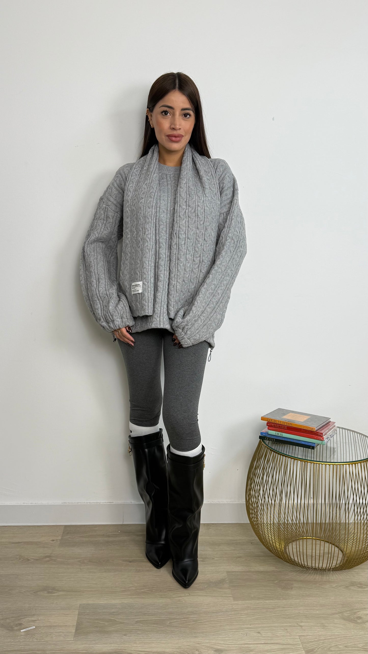 MAGLIONE INTRECCIATO CON SCIARPETTA