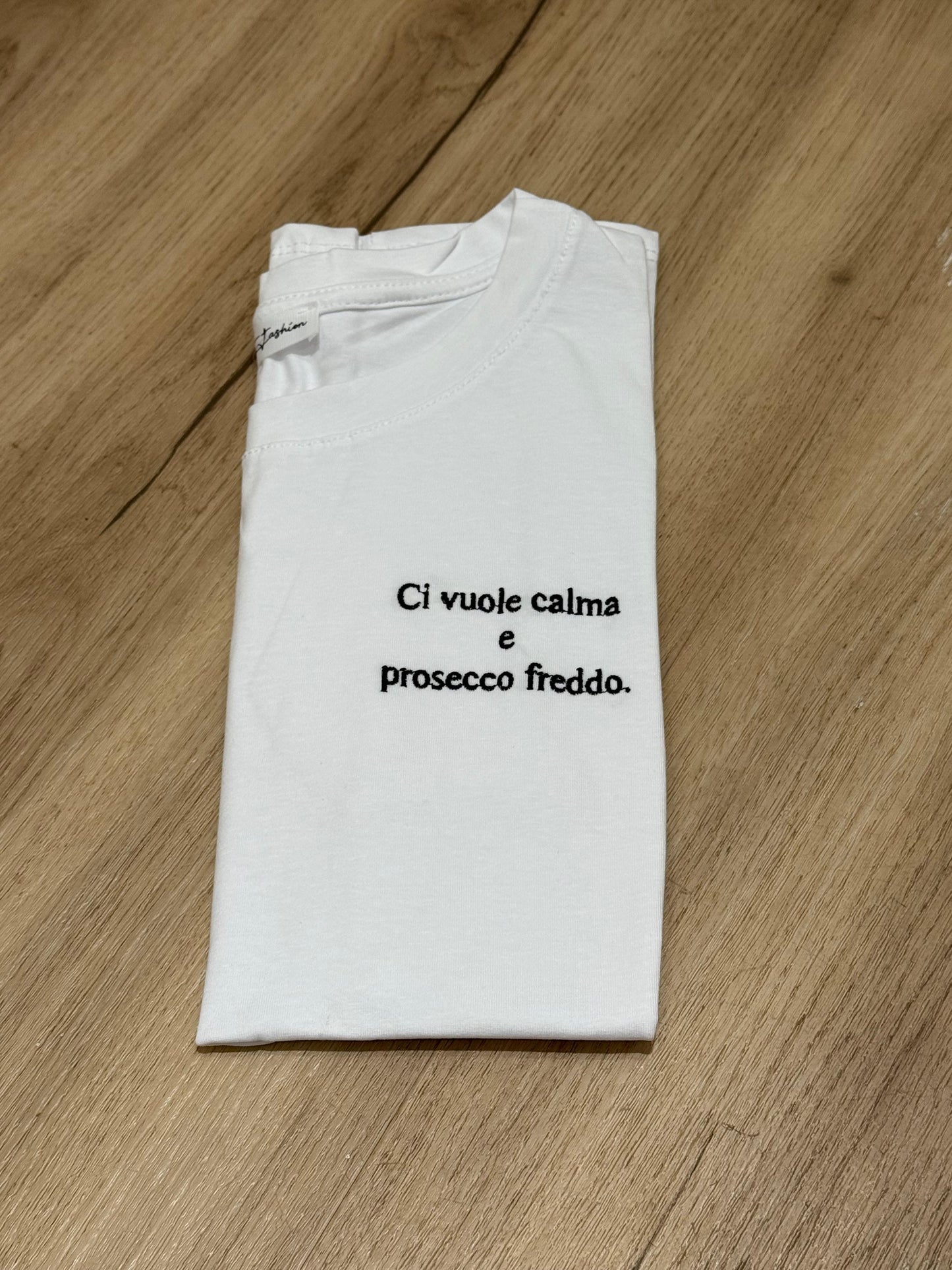 T-shirt con scritte ricamate 2.0