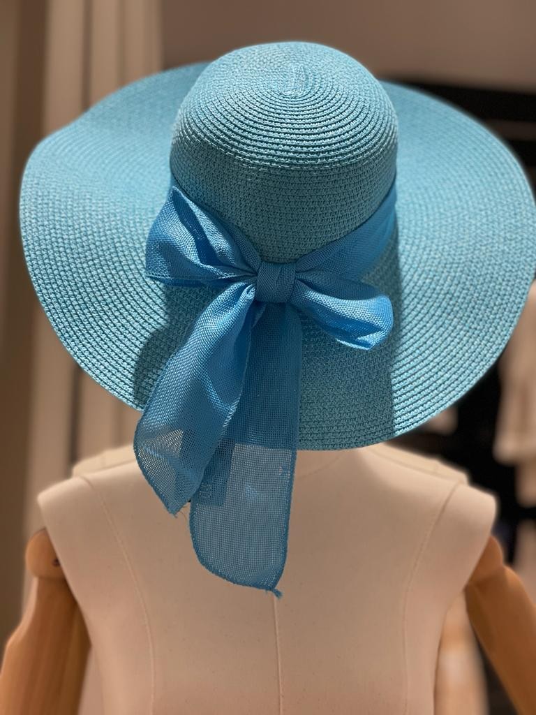 Cappello in paglia con fiocco