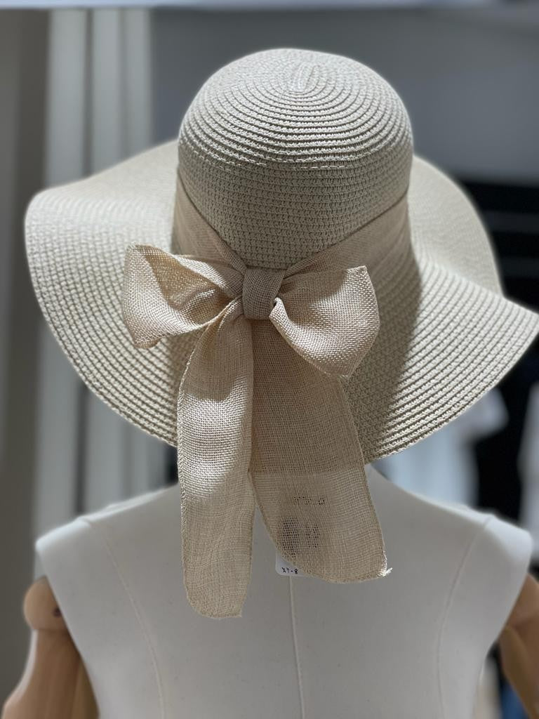 Cappello in paglia con fiocco
