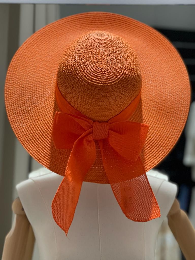 Cappello in paglia con fiocco