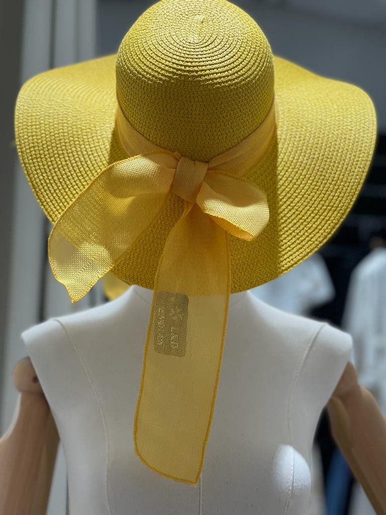 Cappello in paglia con fiocco