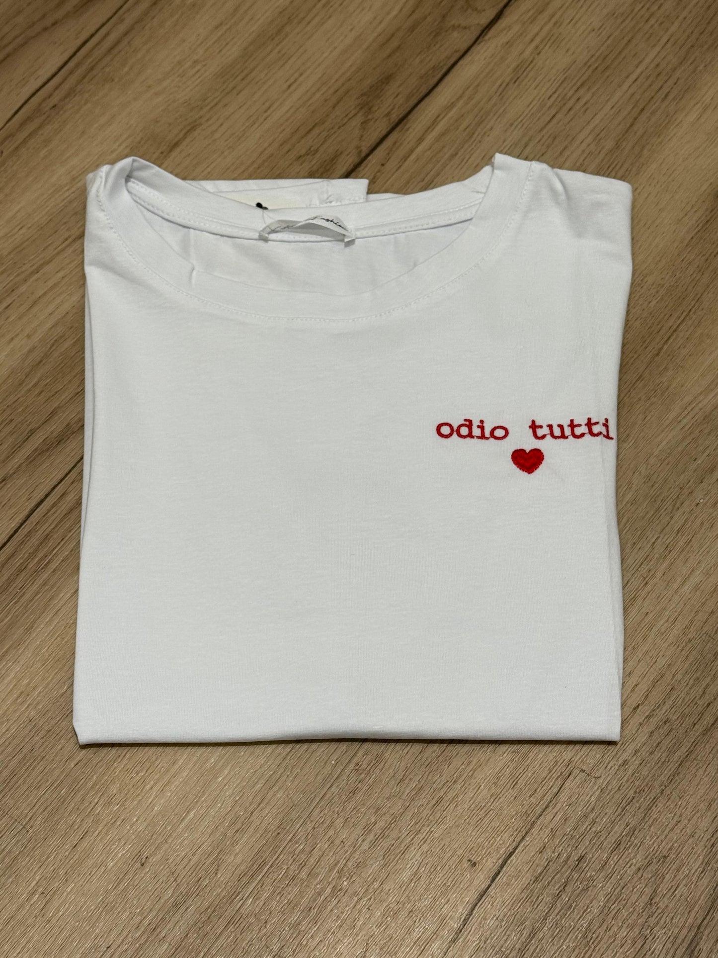 T-shirt con scritte ricamate 2.0
