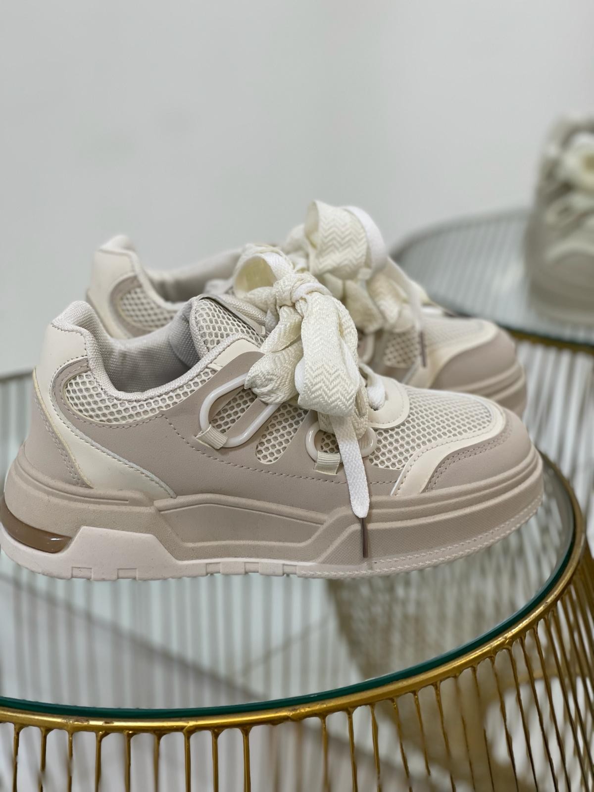 Sneaker con doppio laccio