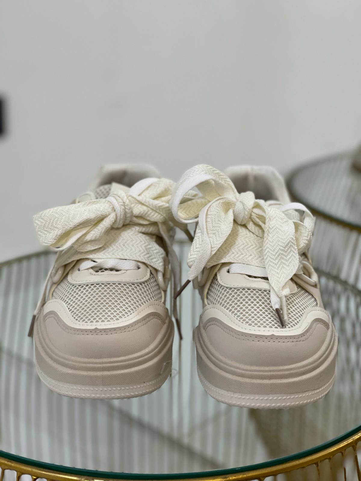 Sneaker con doppio laccio