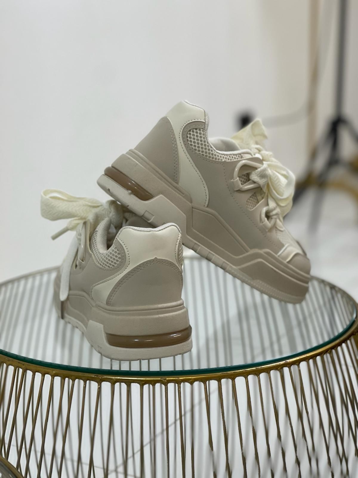 Sneaker con doppio laccio