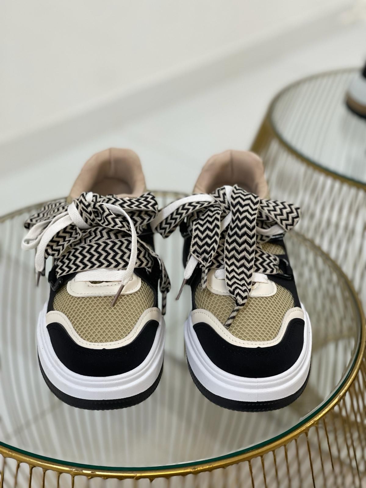 Sneaker con doppio laccio