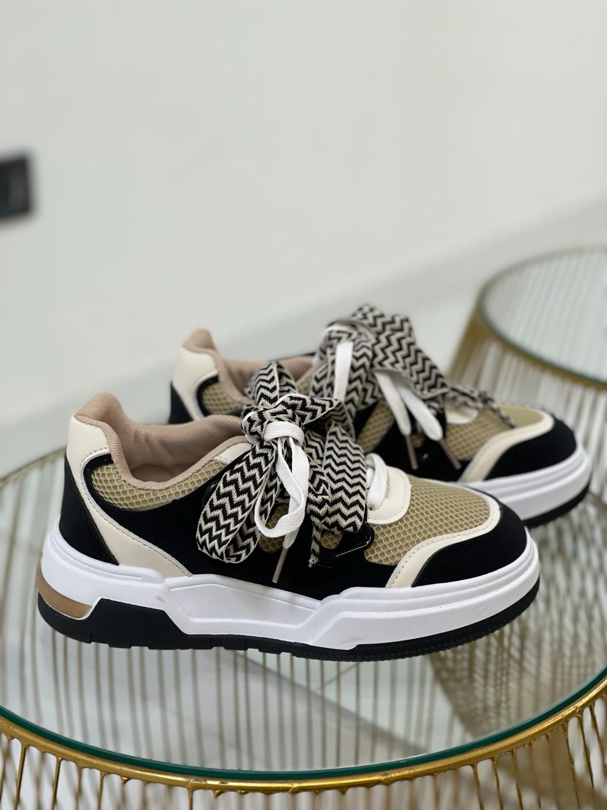 Sneaker con doppio laccio