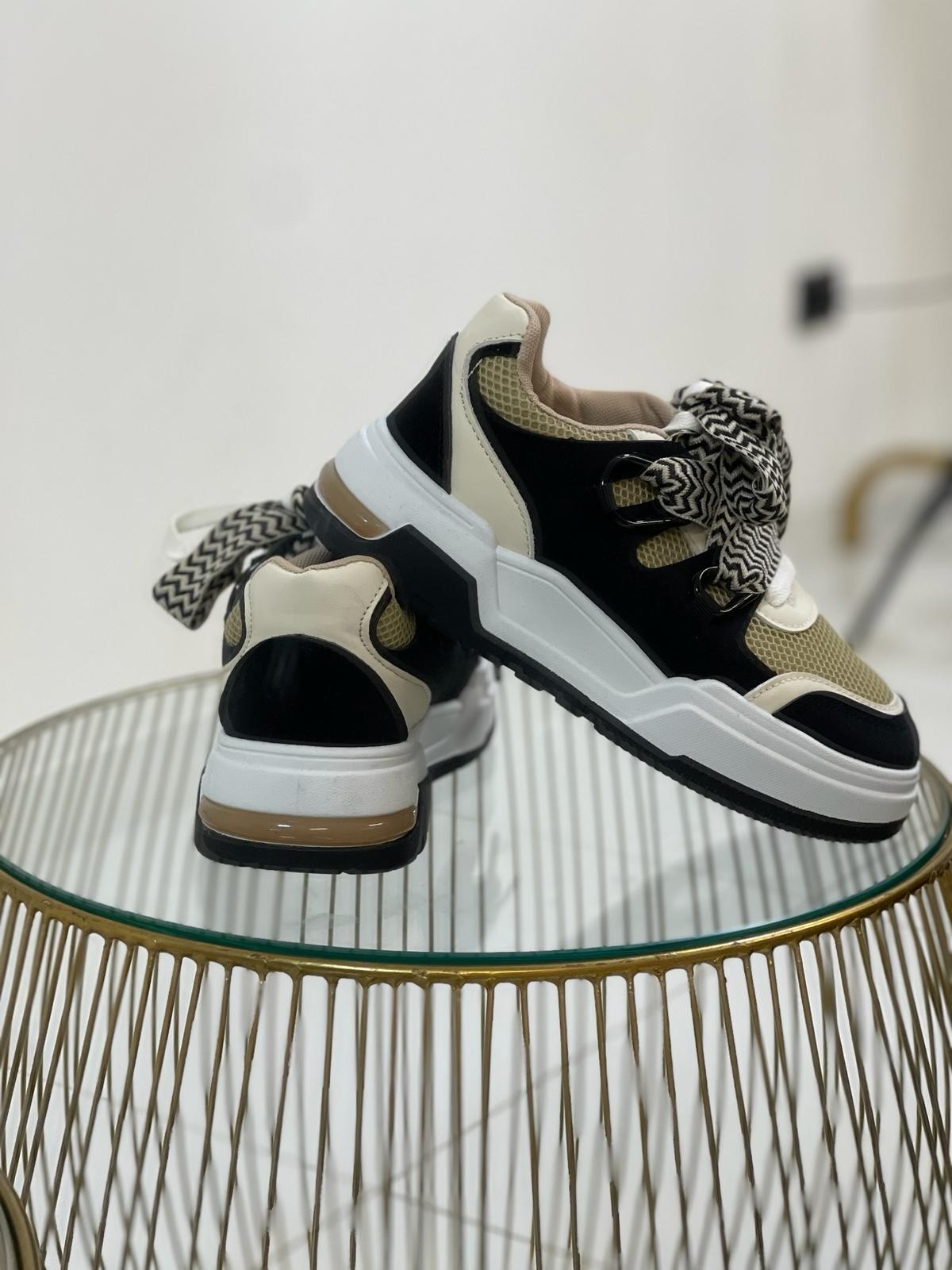 Sneaker con doppio laccio