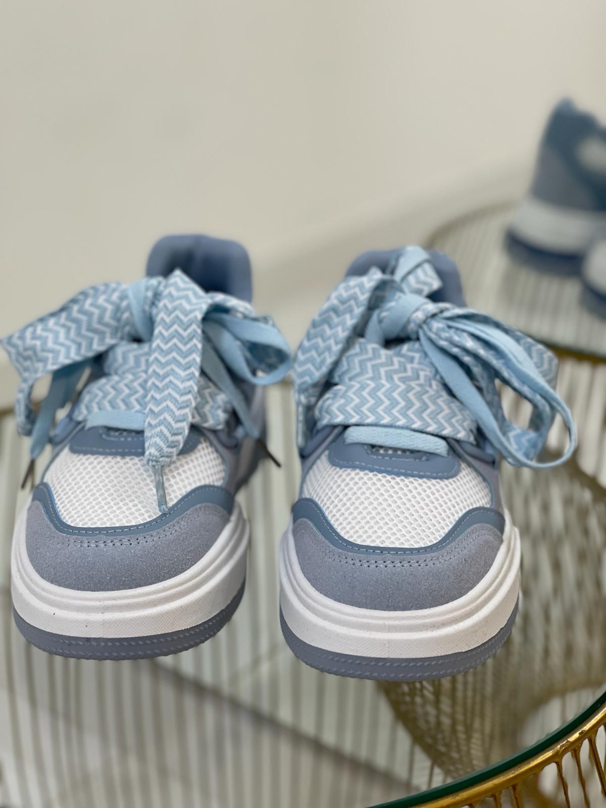 Sneaker con doppio laccio