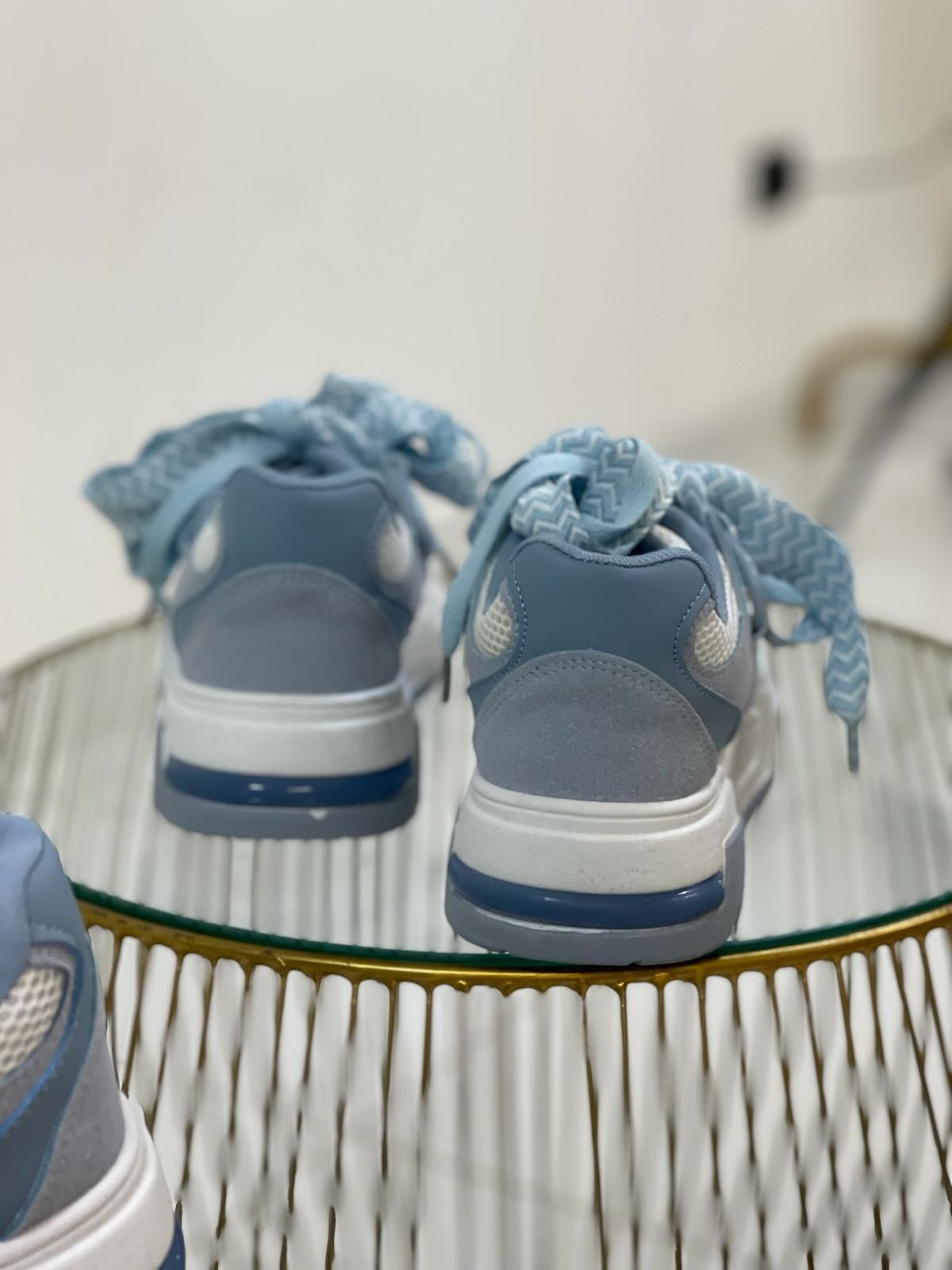 Sneaker con doppio laccio