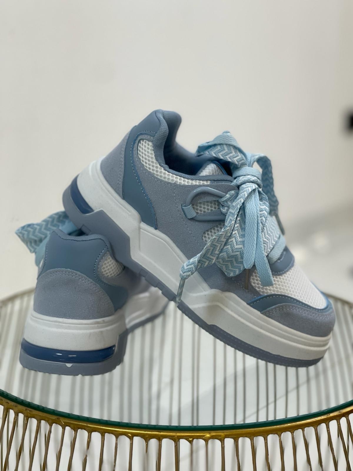 Sneaker con doppio laccio