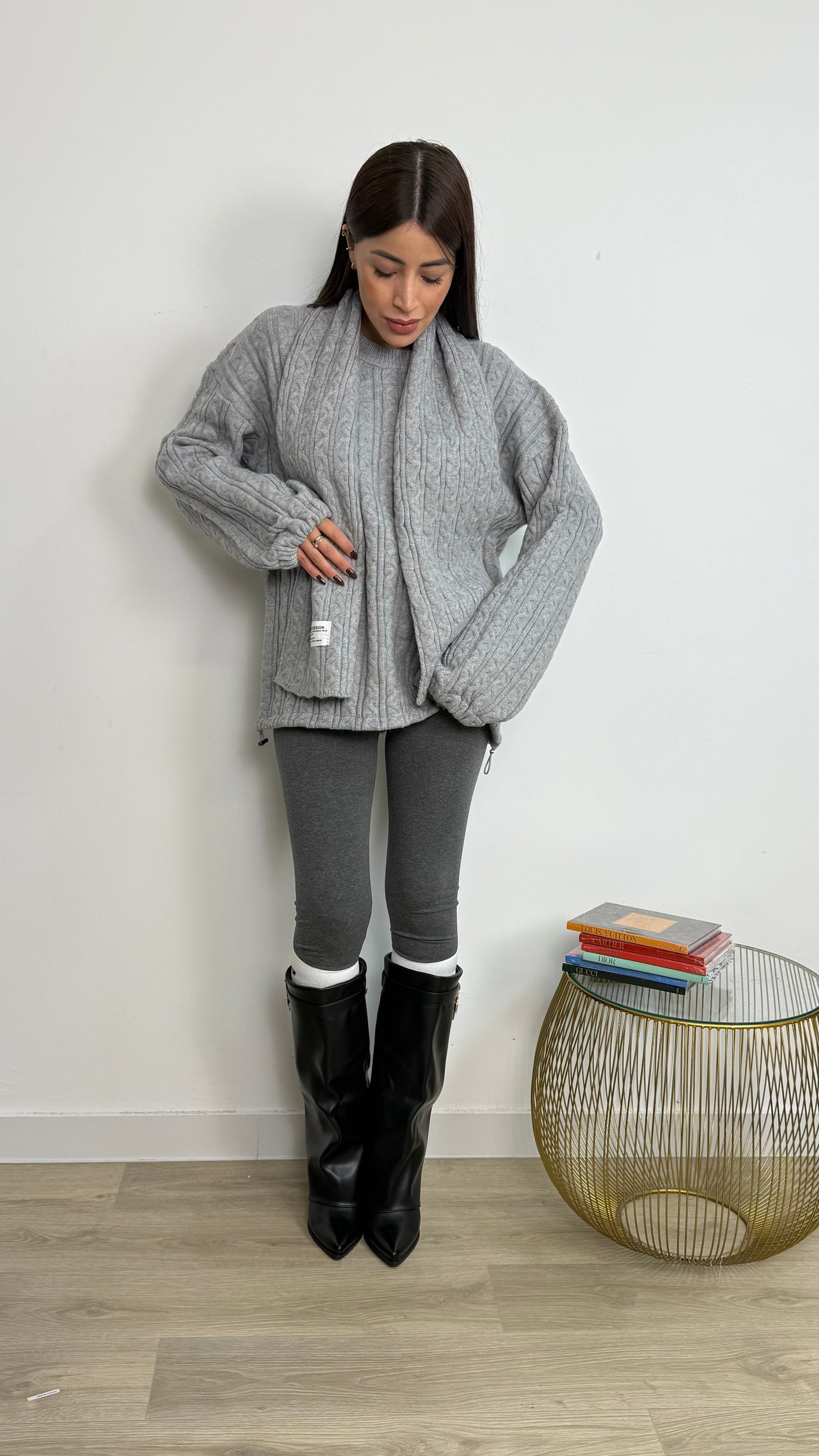 MAGLIONE INTRECCIATO CON SCIARPETTA