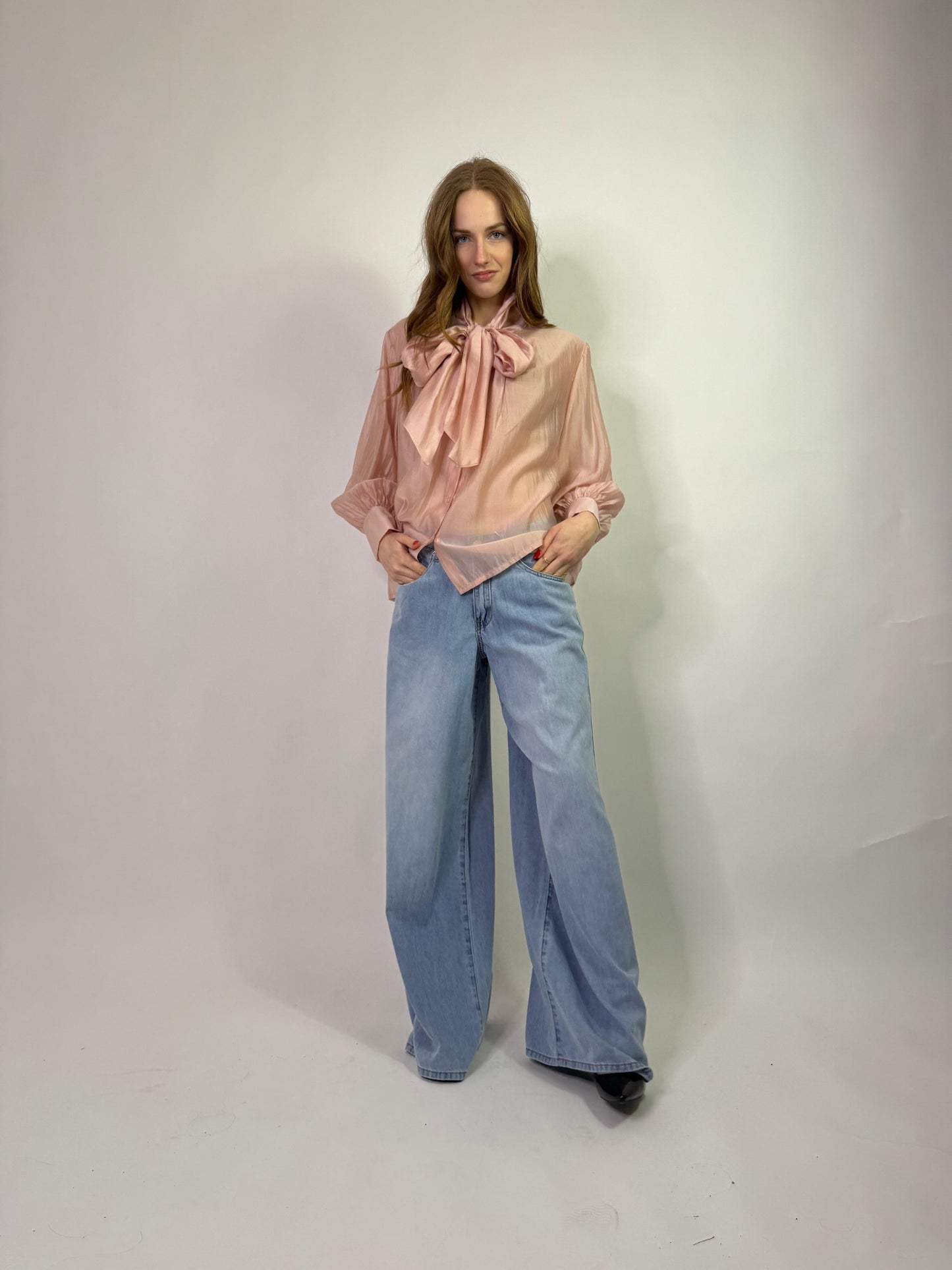 Camicia semi trasparente con fiocco