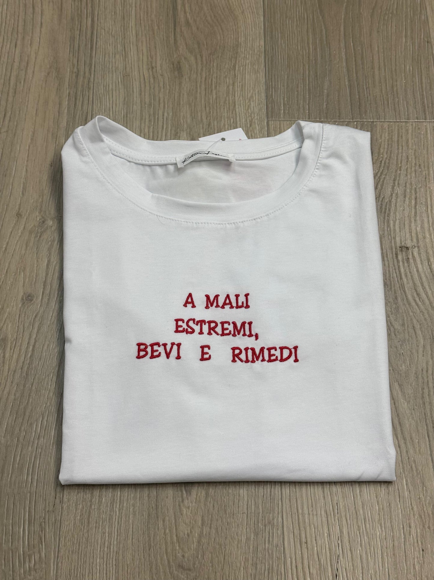 T-shirt con scritte ricamate 2.0