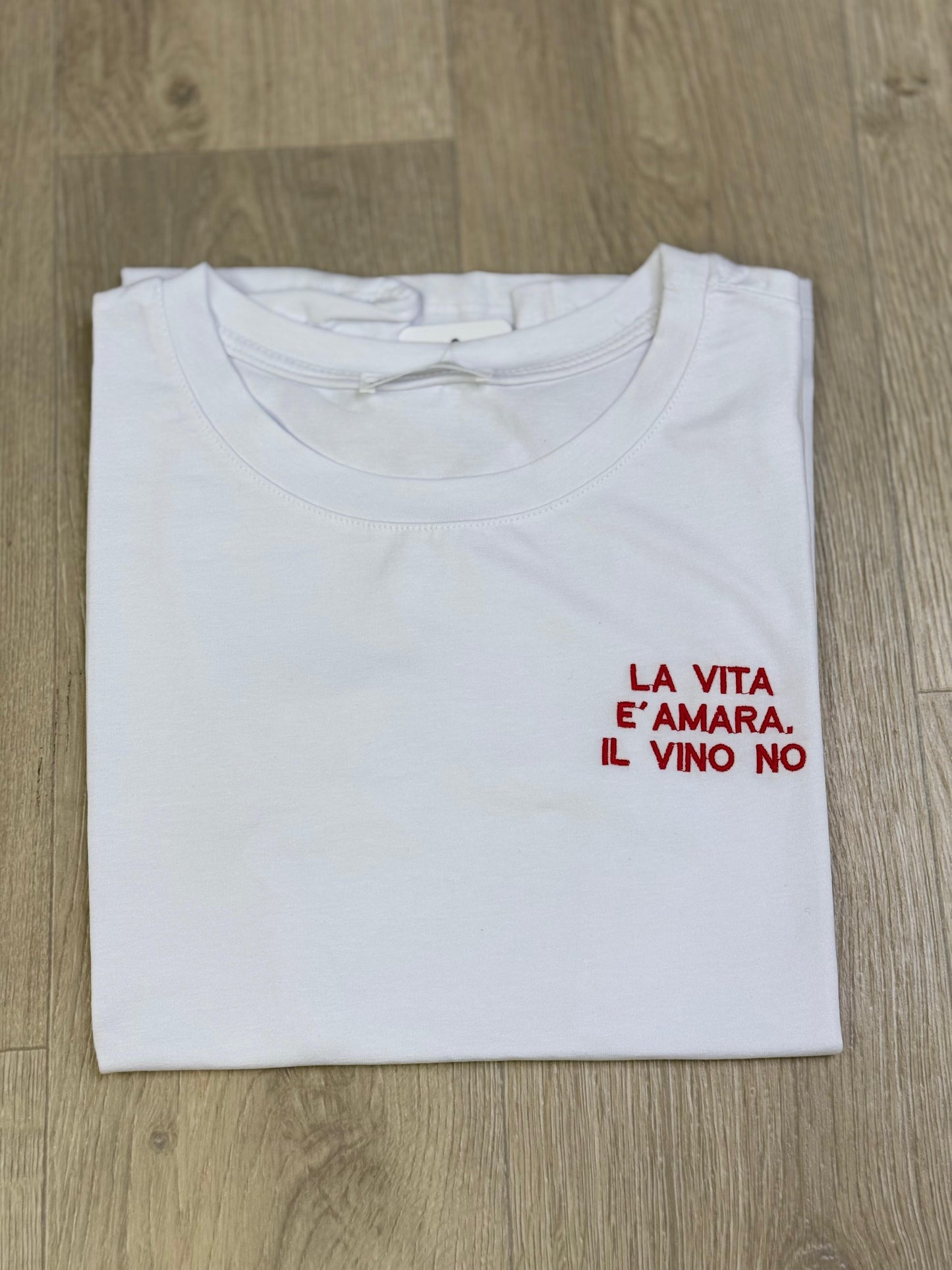 T-shirt con scritte ricamate 2.0