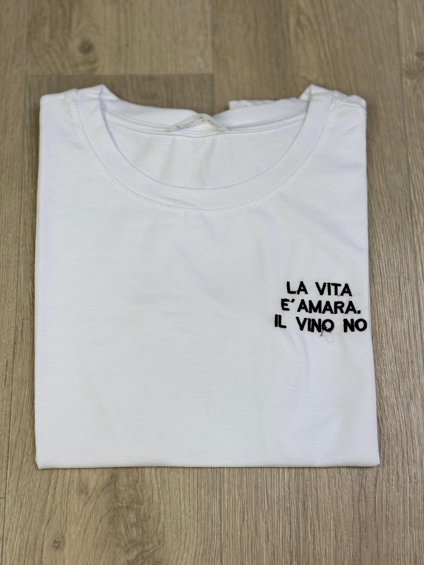 T-shirt con scritte ricamate 2.0
