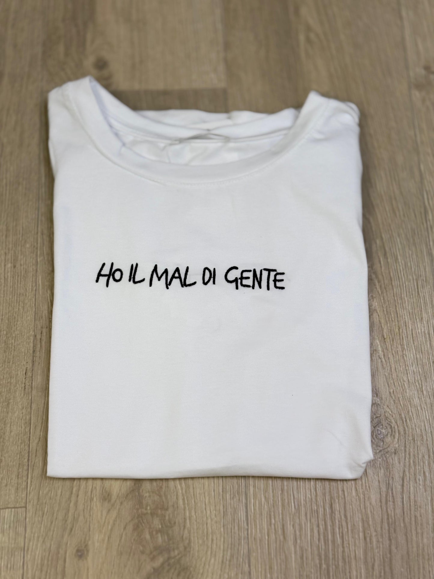 T-shirt con scritte ricamate 2.0