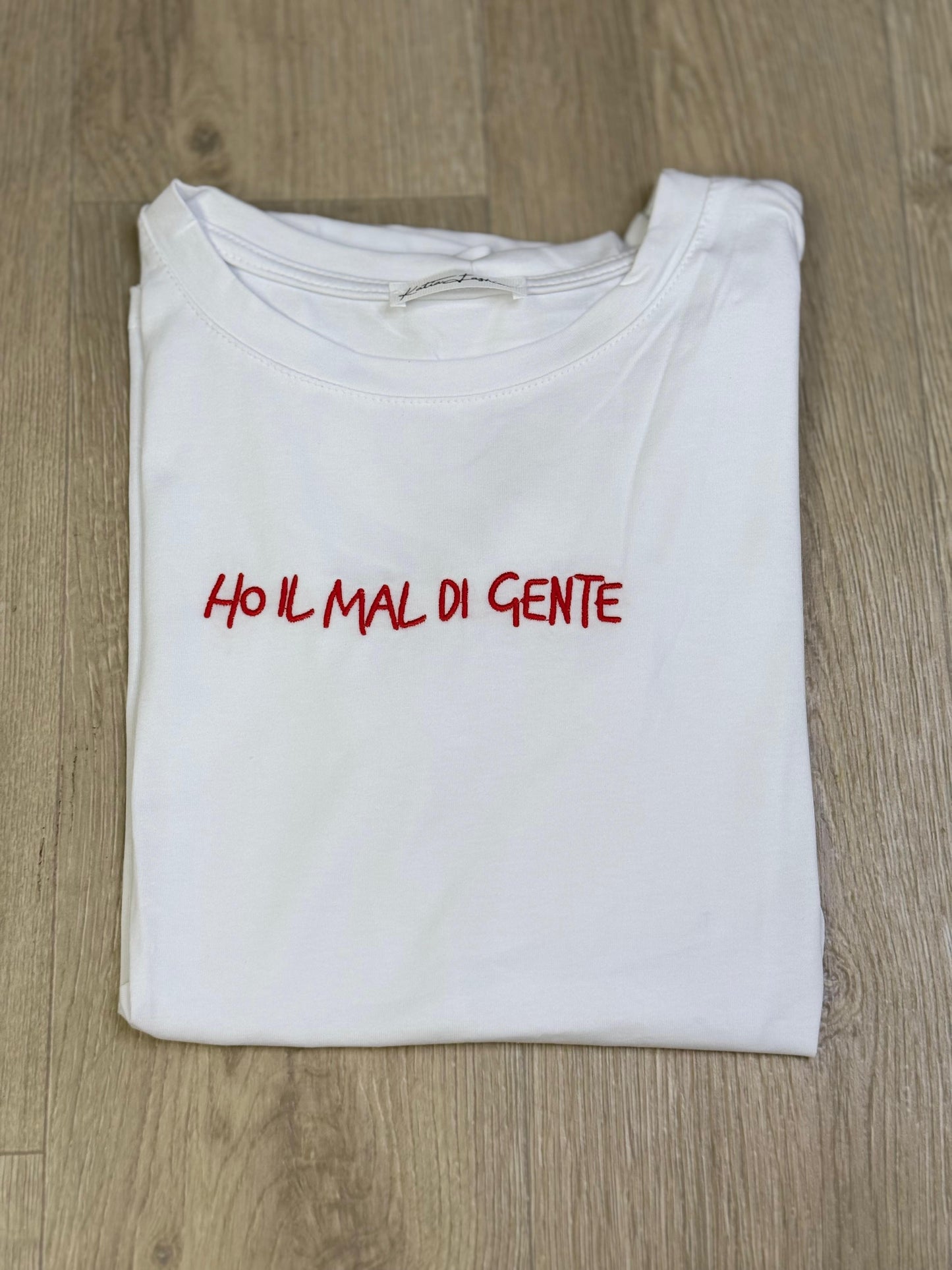 T-shirt con scritte ricamate 2.0