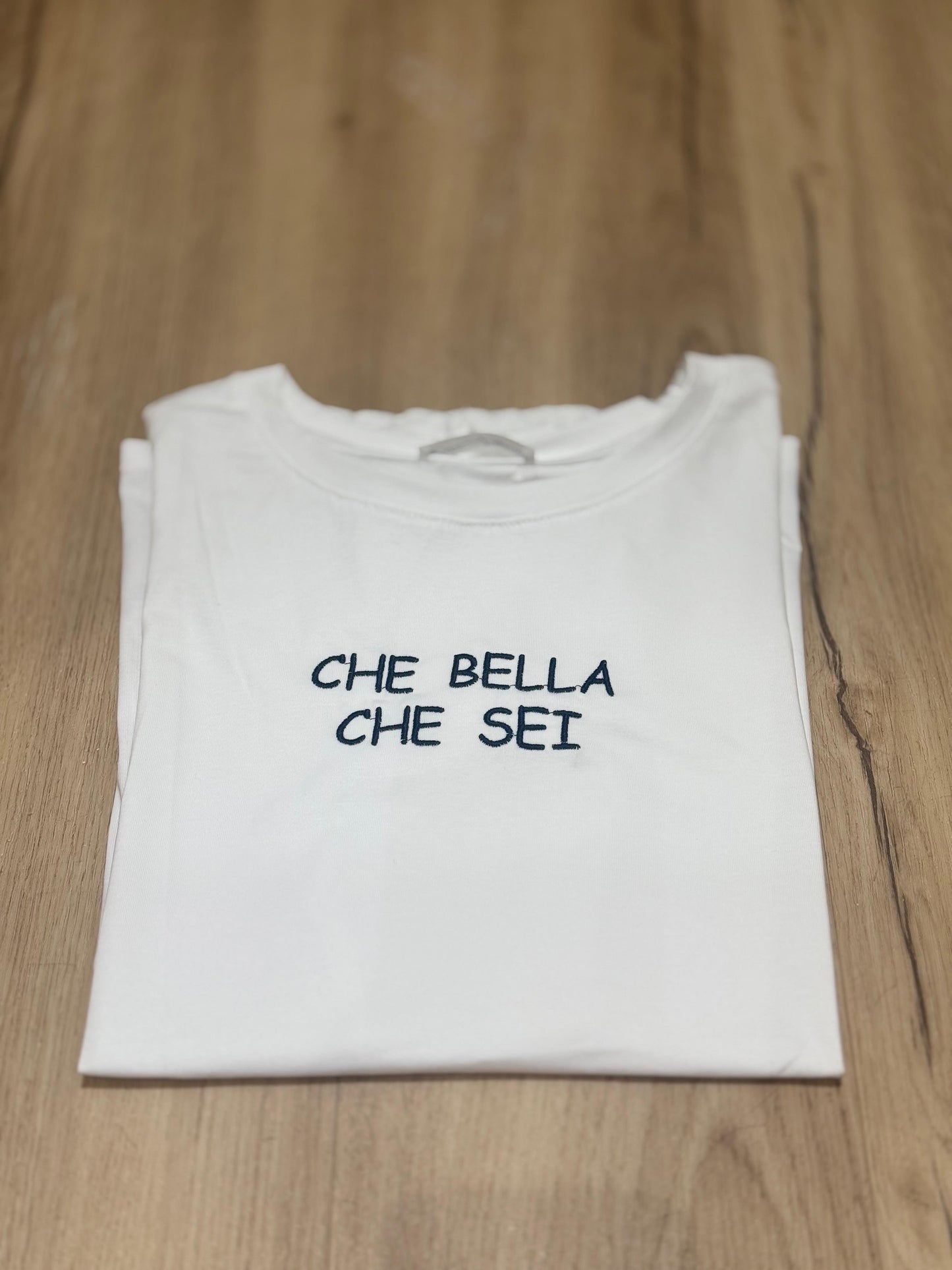 T-shirt con scritte ricamate 2.0