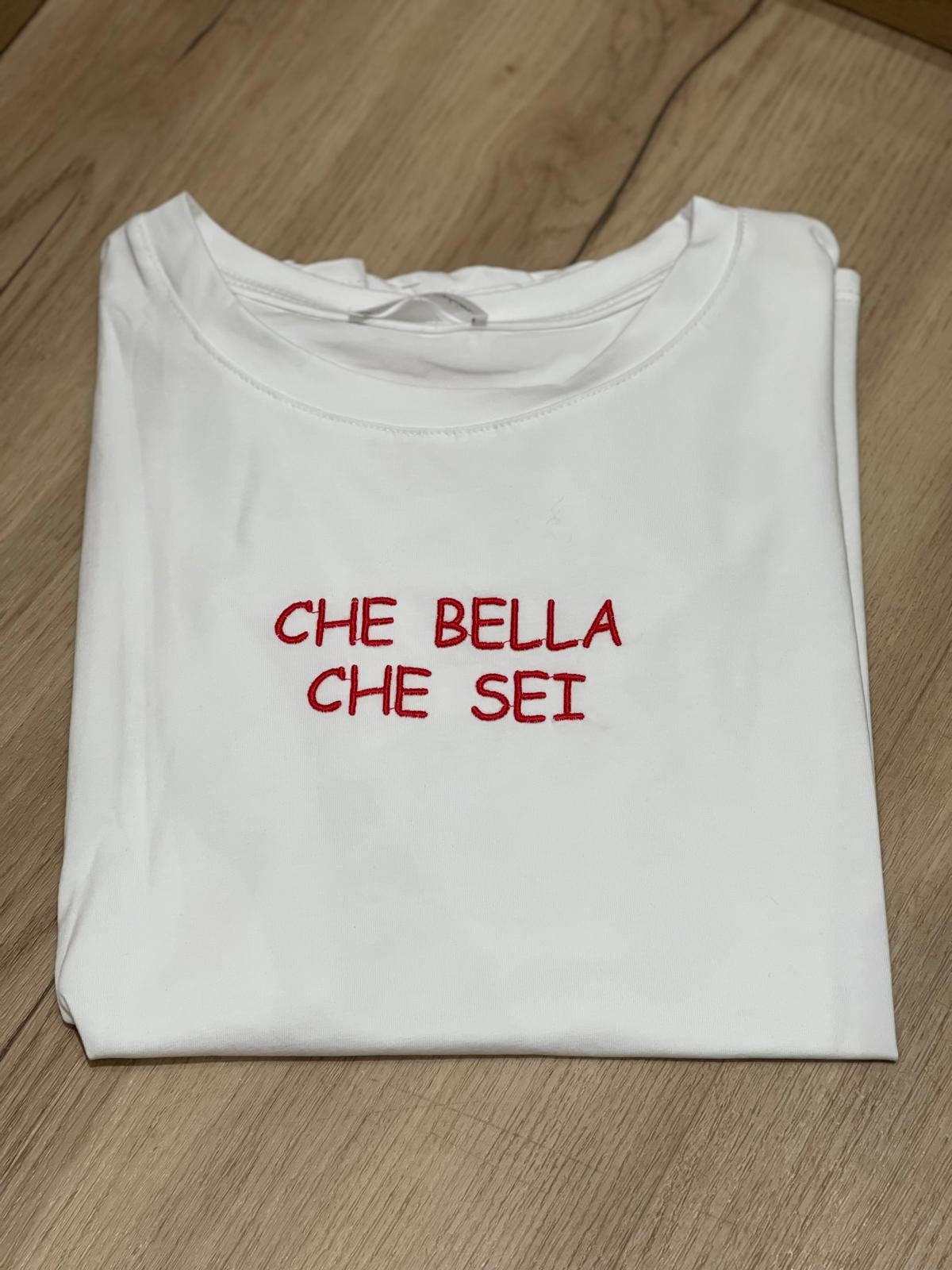 T-shirt con scritte ricamate 2.0