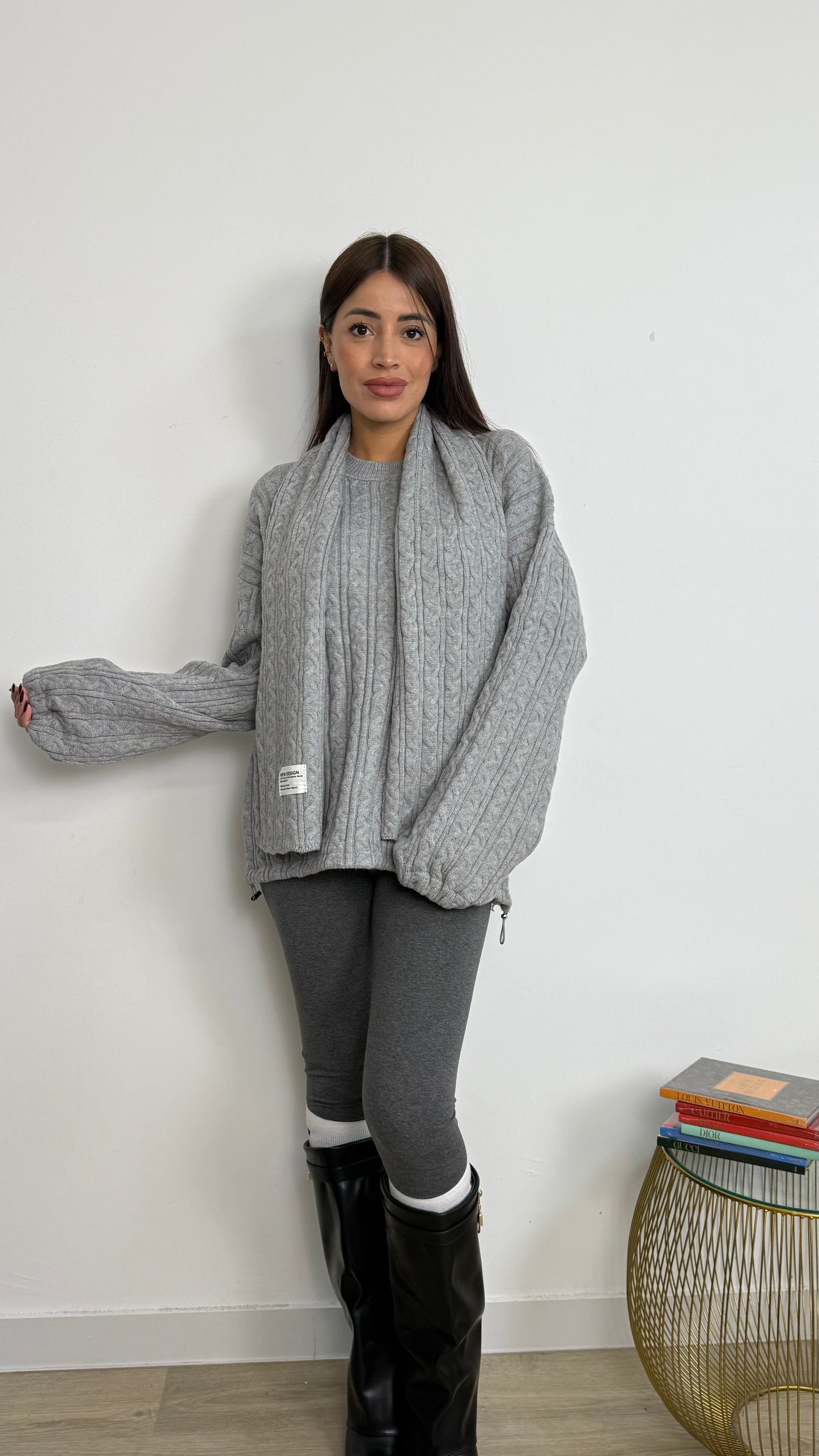 MAGLIONE INTRECCIATO CON SCIARPETTA