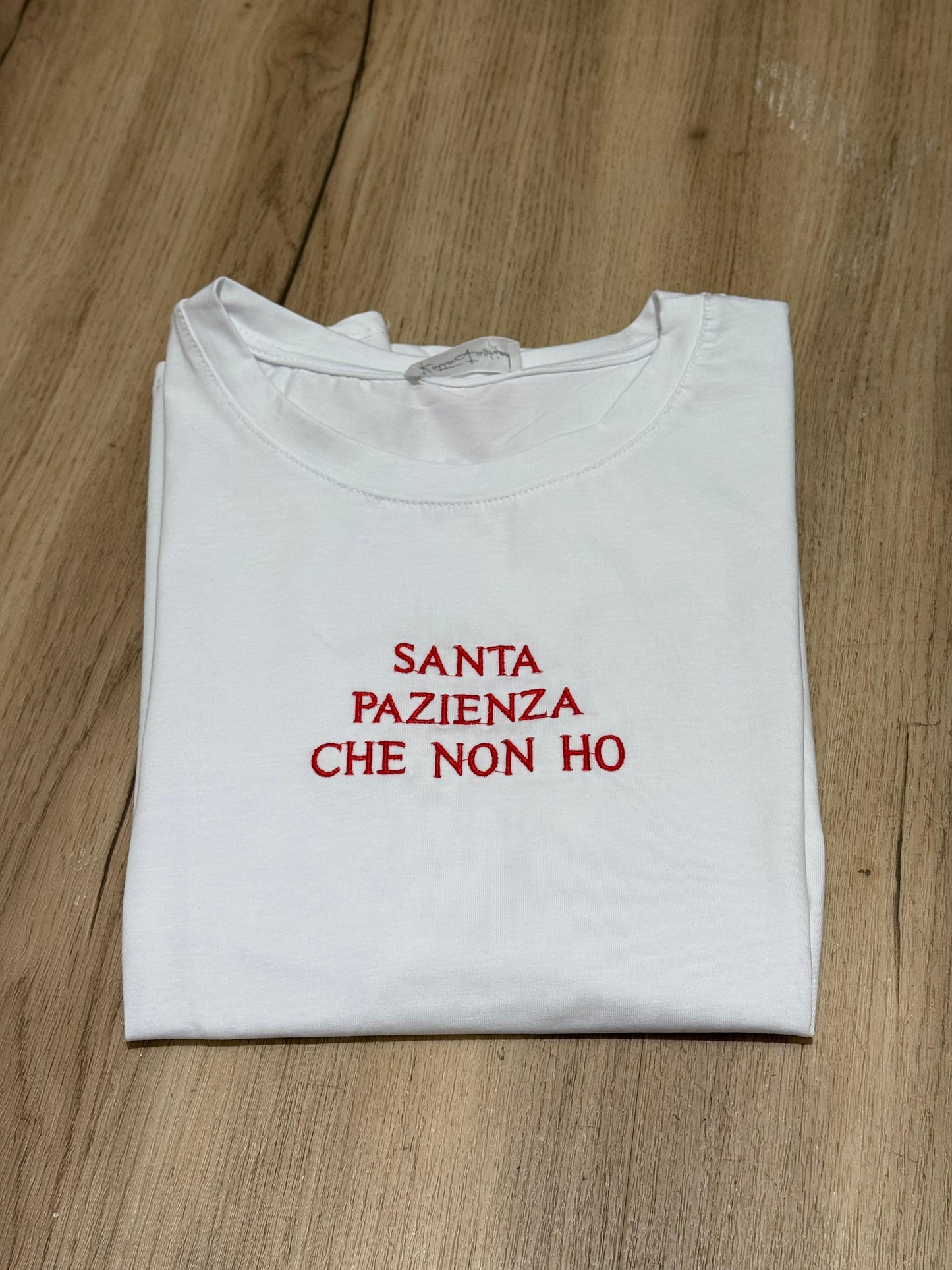 T-shirt con scritte ricamate 2.0