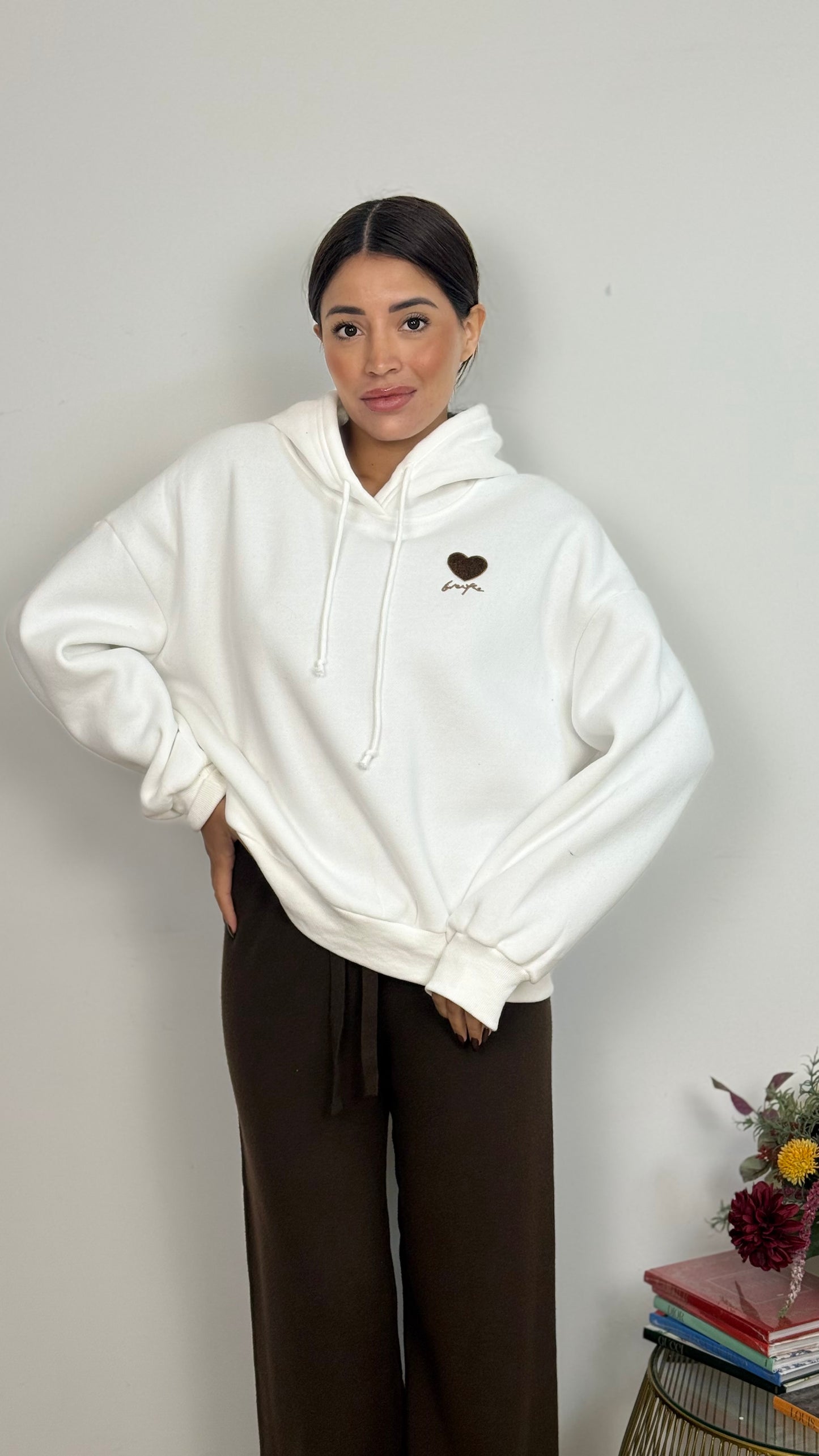 Hoodie Felpato con Cuore Ricamato