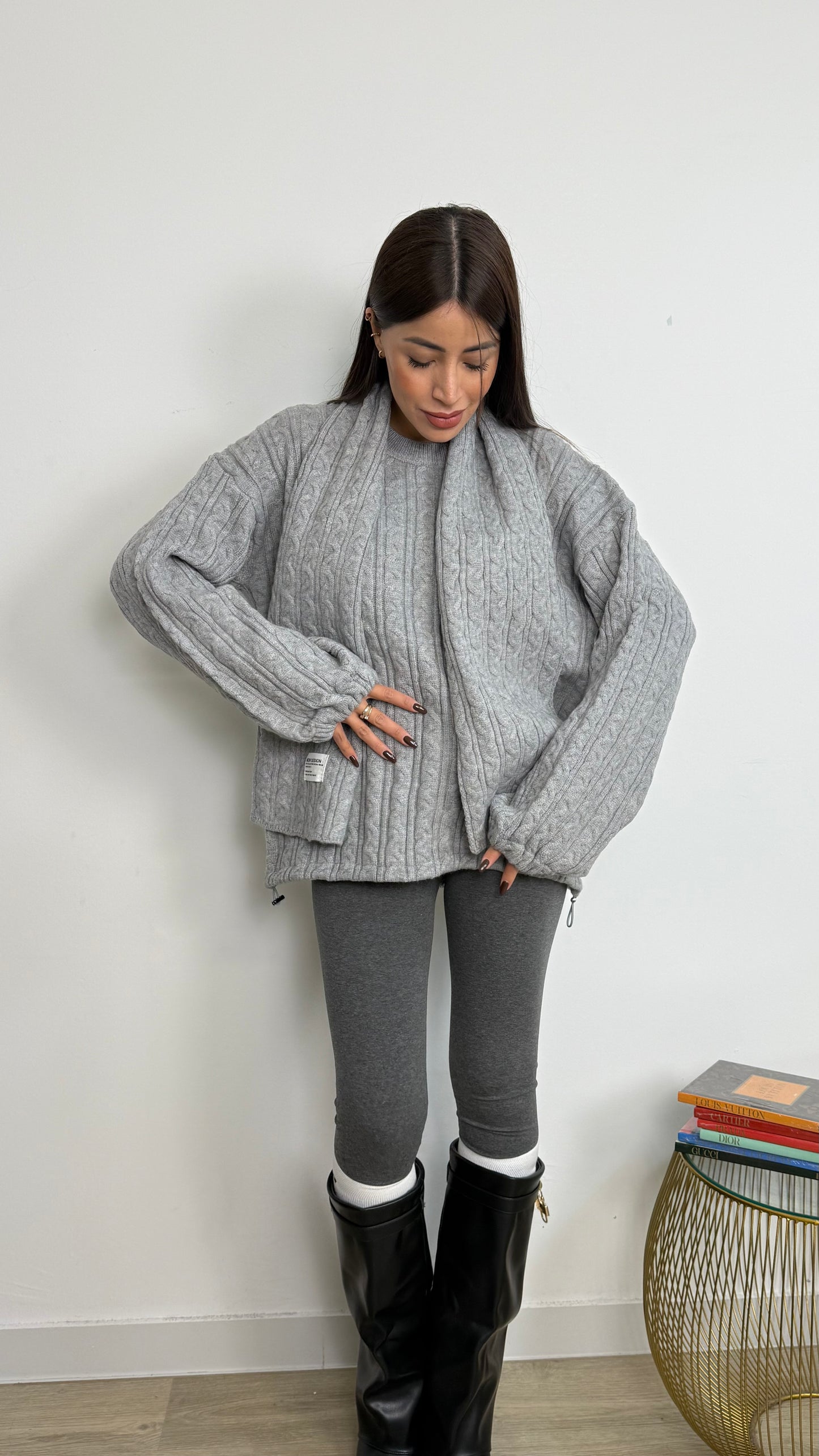 MAGLIONE INTRECCIATO CON SCIARPETTA