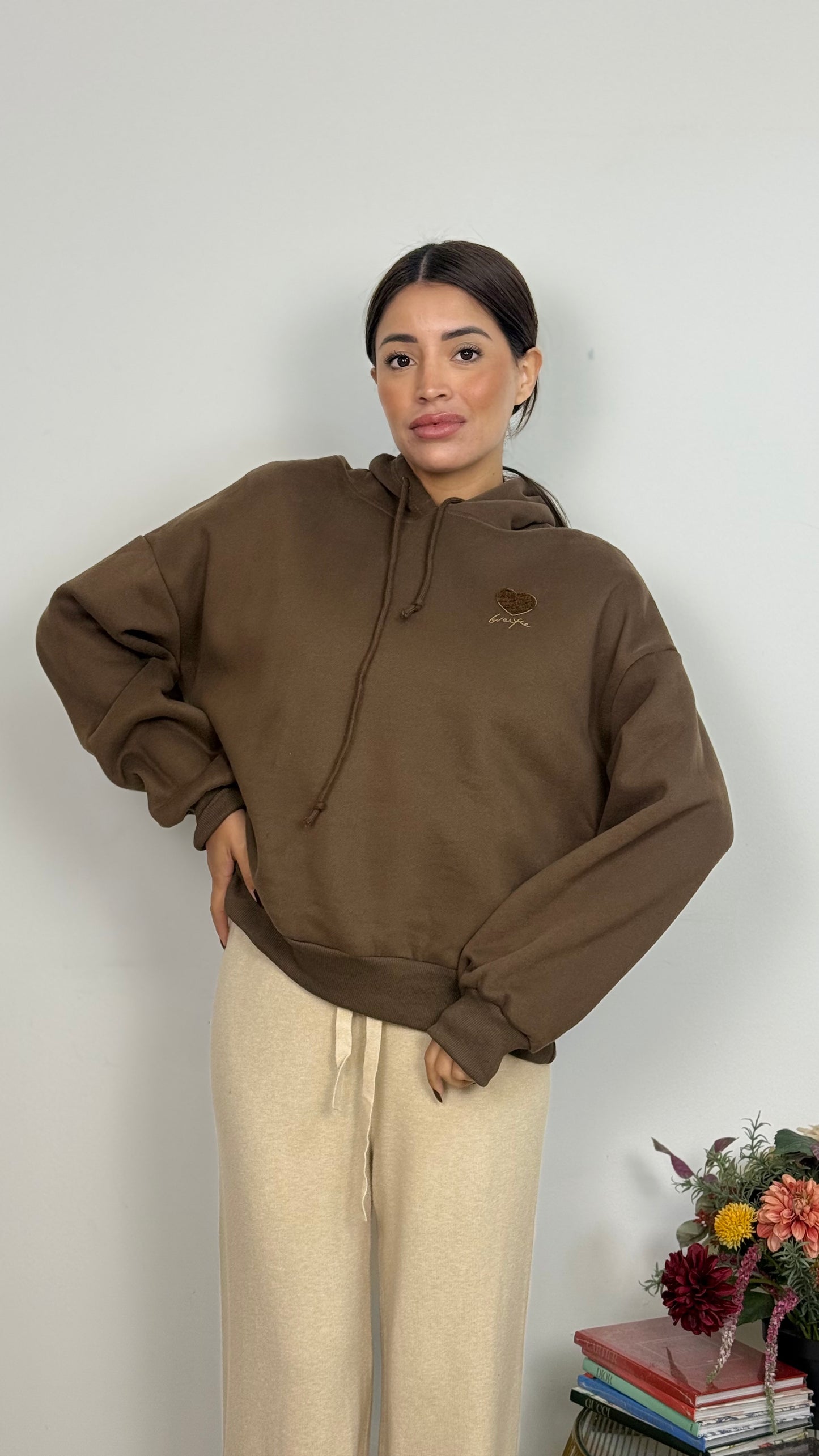 Hoodie Felpato con Cuore Ricamato