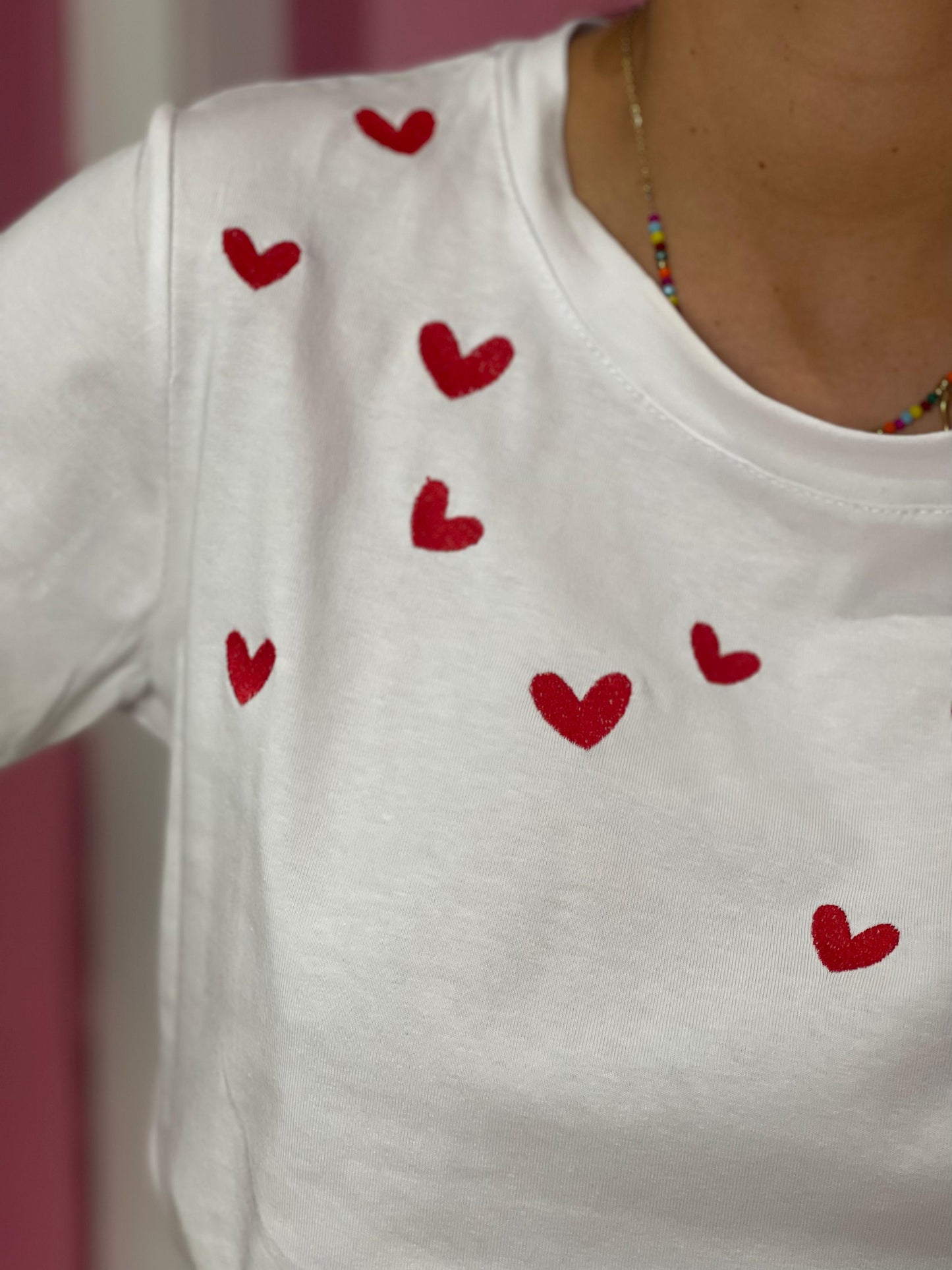 T-shirt tanti cuori ricamato