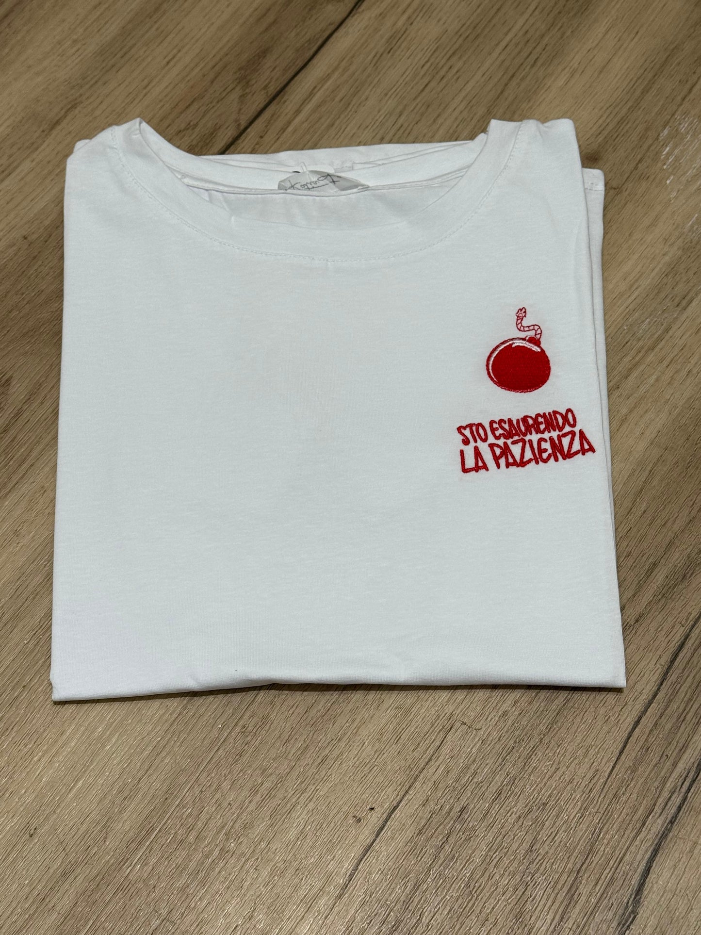 T-shirt con scritte ricamate 2.0