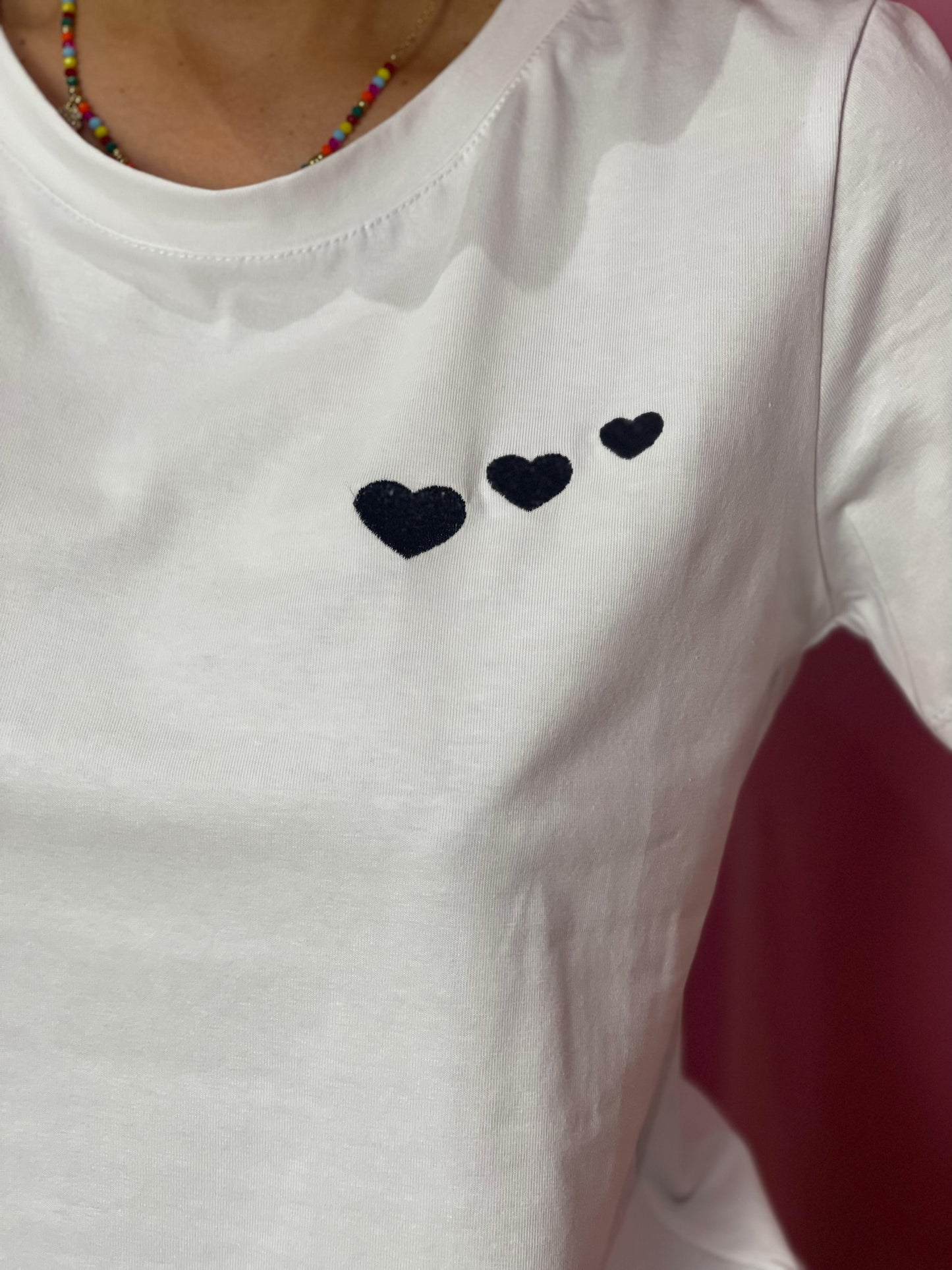 T-shirt tre cuore ricamato