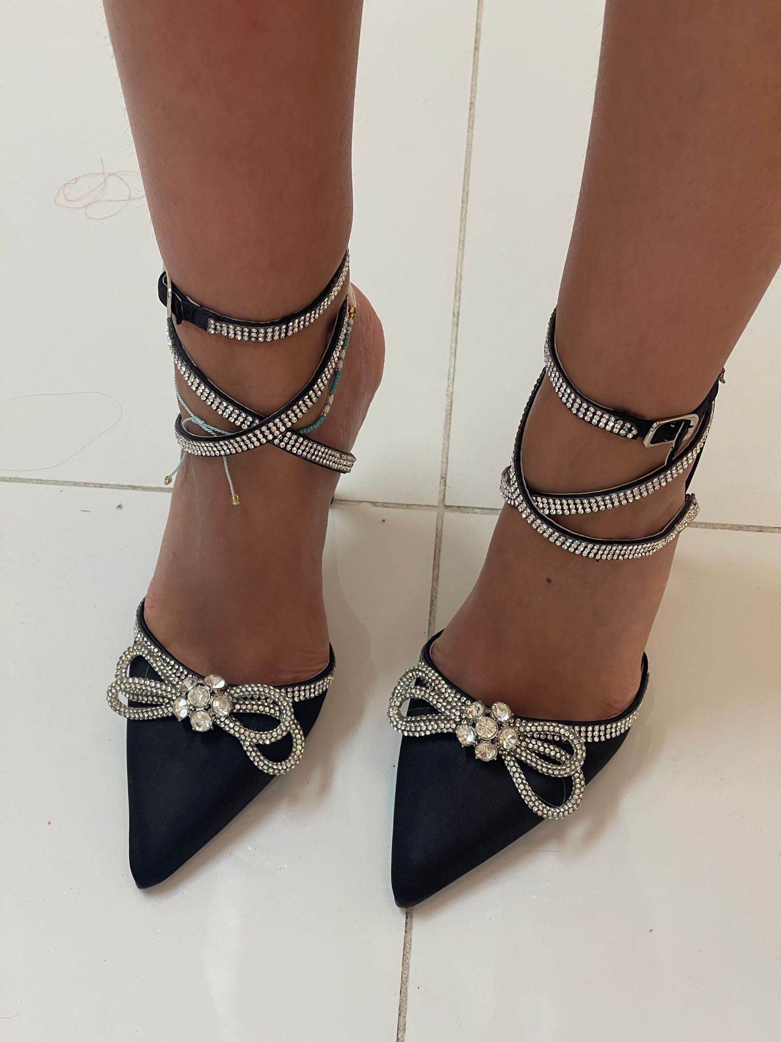 Tacchi brillantinati con fiocco