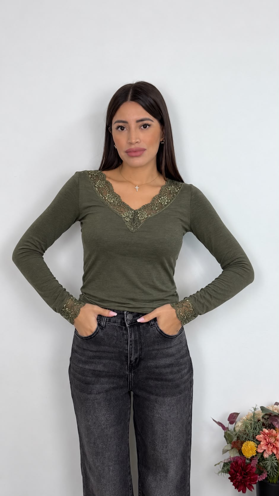 Maglietta Misto Cashmere con Scollo a V in Pizzo
