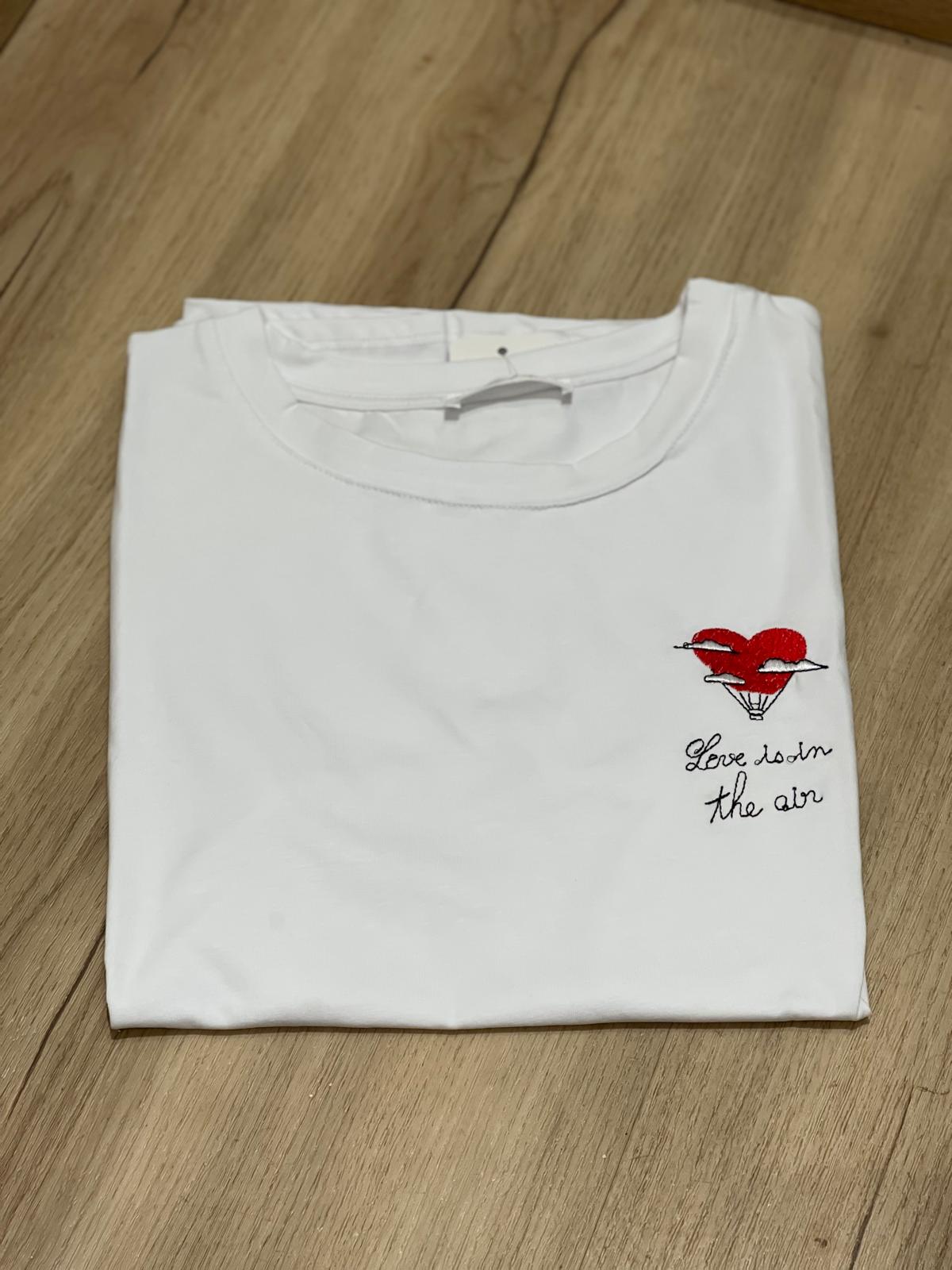 T-shirt con scritte ricamate 3.0