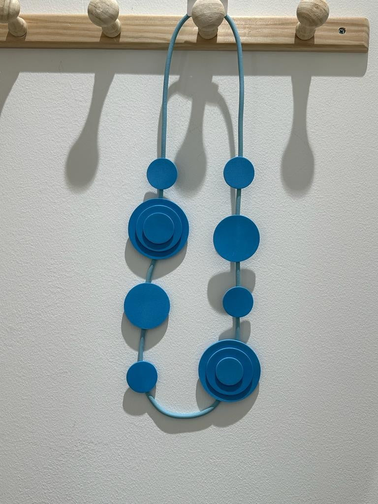 Collana di gomma lunga