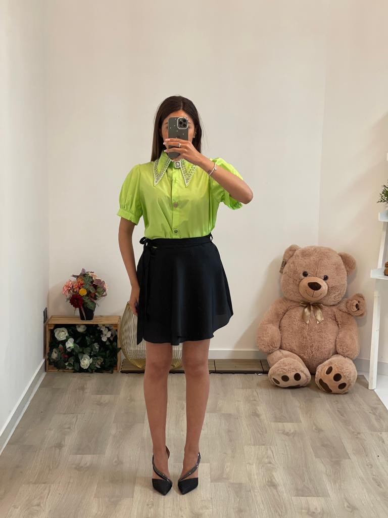 Camicia con manica corta a sbuffo