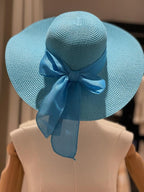 Cappello in paglia con fiocco