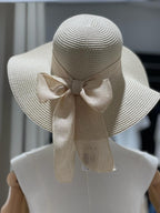 Cappello in paglia con fiocco