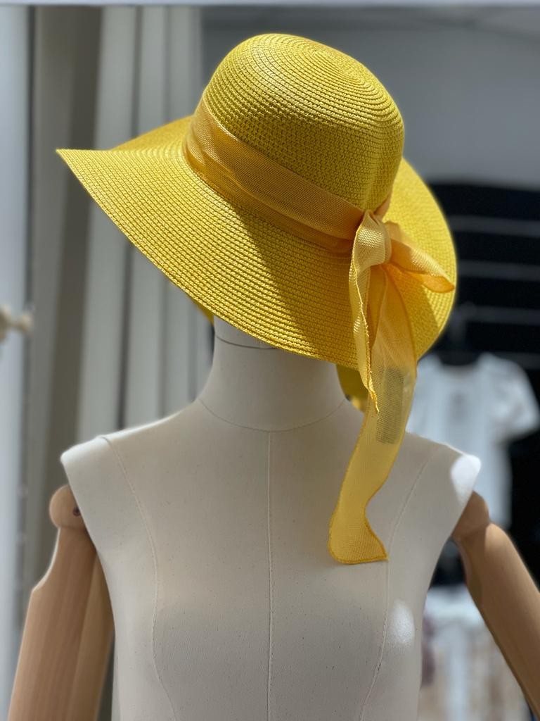 Cappello in paglia con fiocco