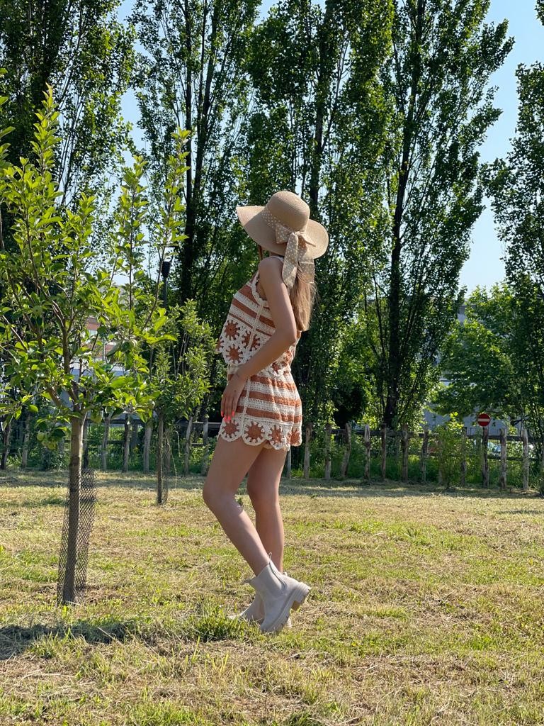 Cappello in paglia con fiocco a pois