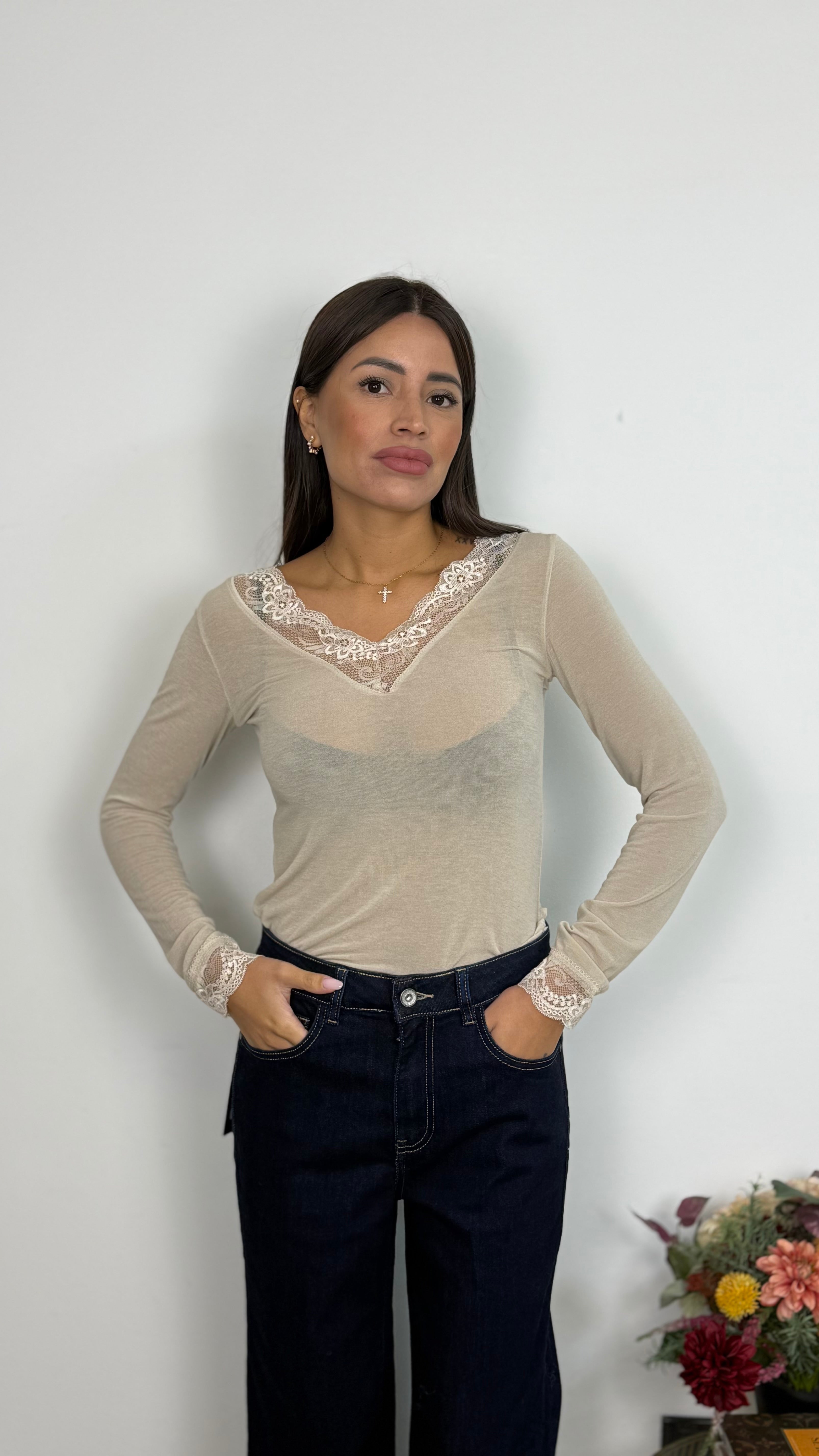 Maglietta Misto Cashmere con Scollo a V in Pizzo