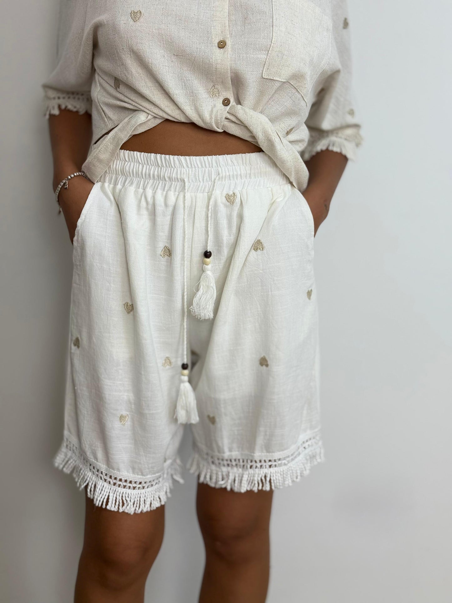 Short con cuori ricamati