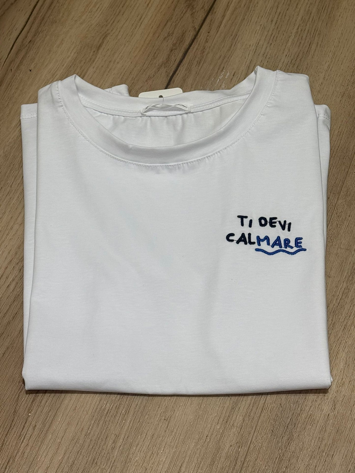 T-shirt con scritte ricamate 3.0