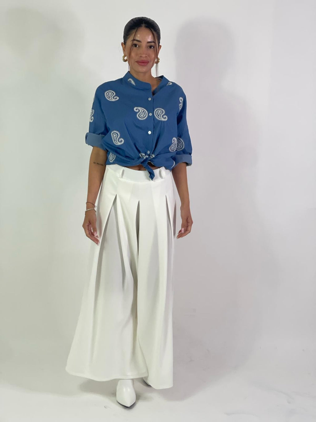 Camicia con ricami in cotone